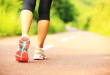 जानिए Reverse Walking Health के लिए क्यों ज़रूरी है