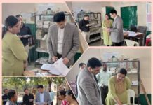 बूथ निरीक्षण के दौरान जिला निर्वाचन अधिकारी ने दिए गुणवत्ता पूर्ण एवं समयबद्ध कार्य के निर्देश